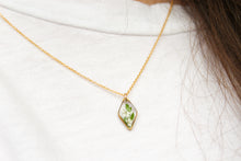 Load image into Gallery viewer, Fern + White Flower Necklace (gold)