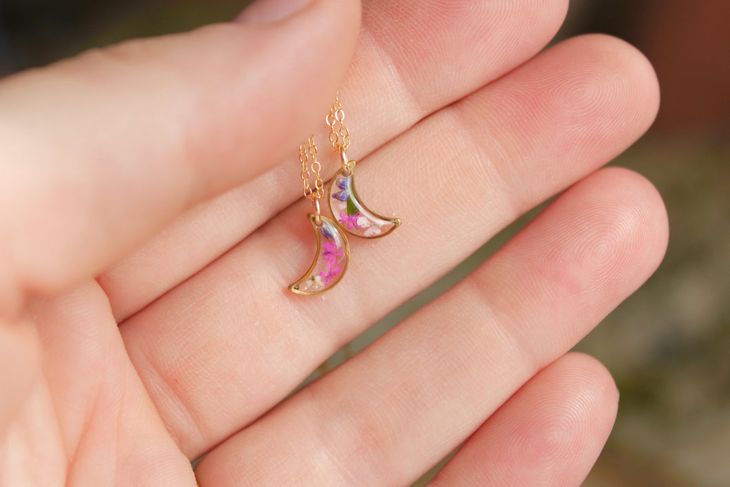 Mixed Flower Mini Moon Necklace (gold)