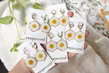 Load image into Gallery viewer, Hexagon Daisy Huggies (gold)
