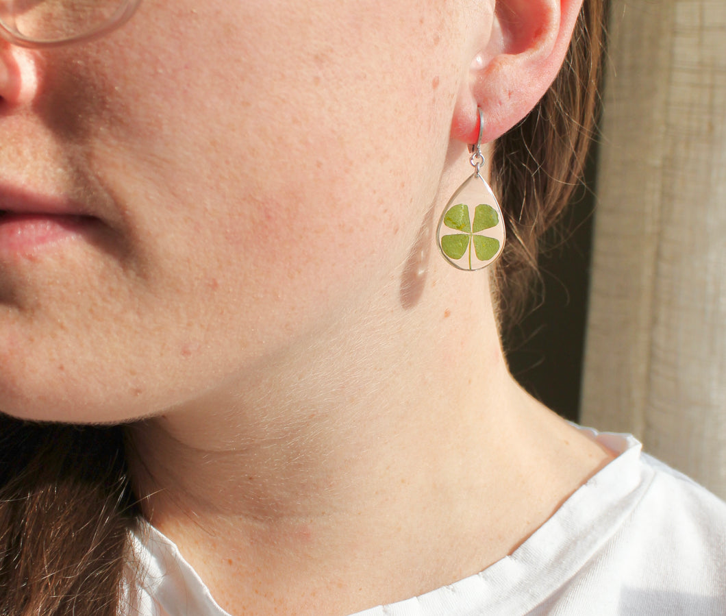 Teardrop 4 Leaf Clover Huggies (silver/gold)