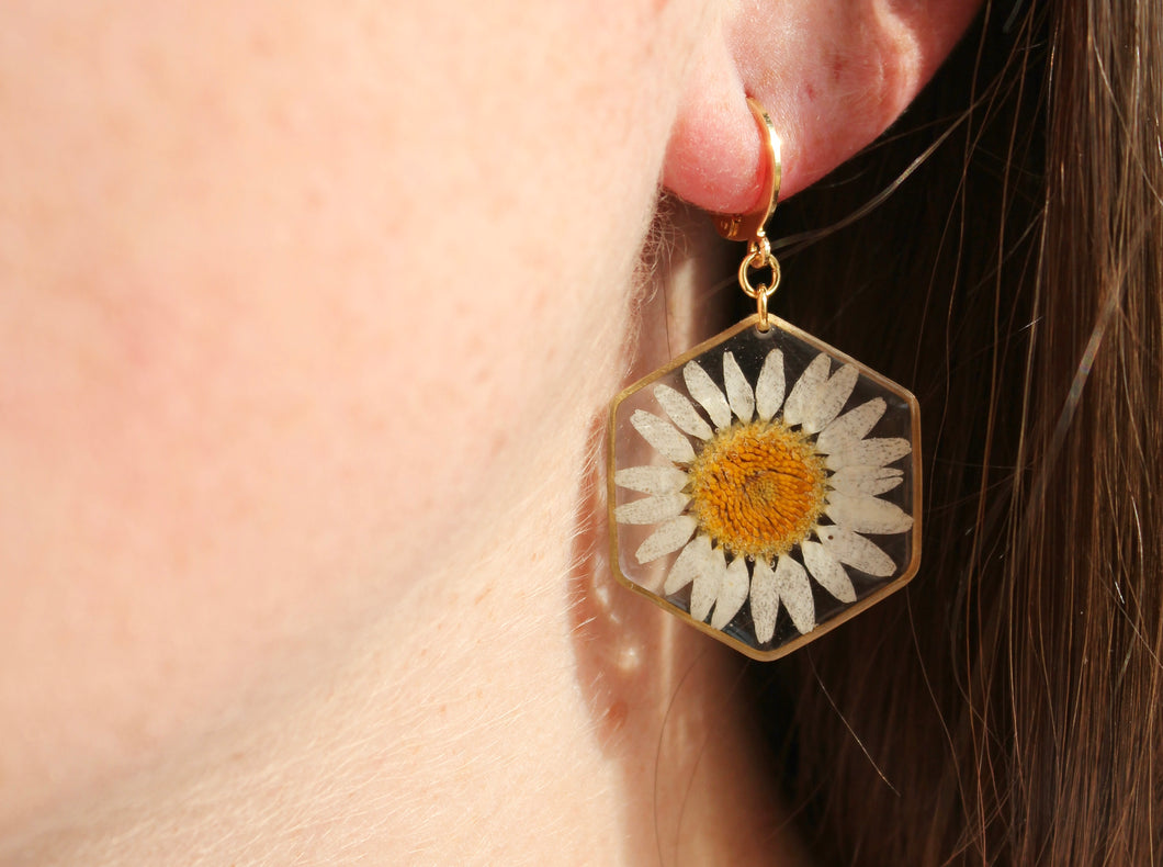 Hexagon Daisy Huggies (gold)